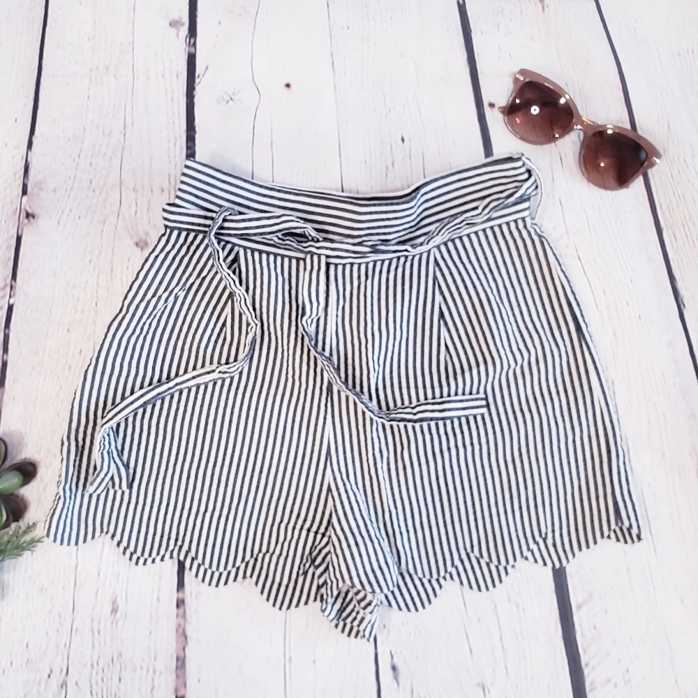 H&M Scalloped Shorts - Picture 3 of 7